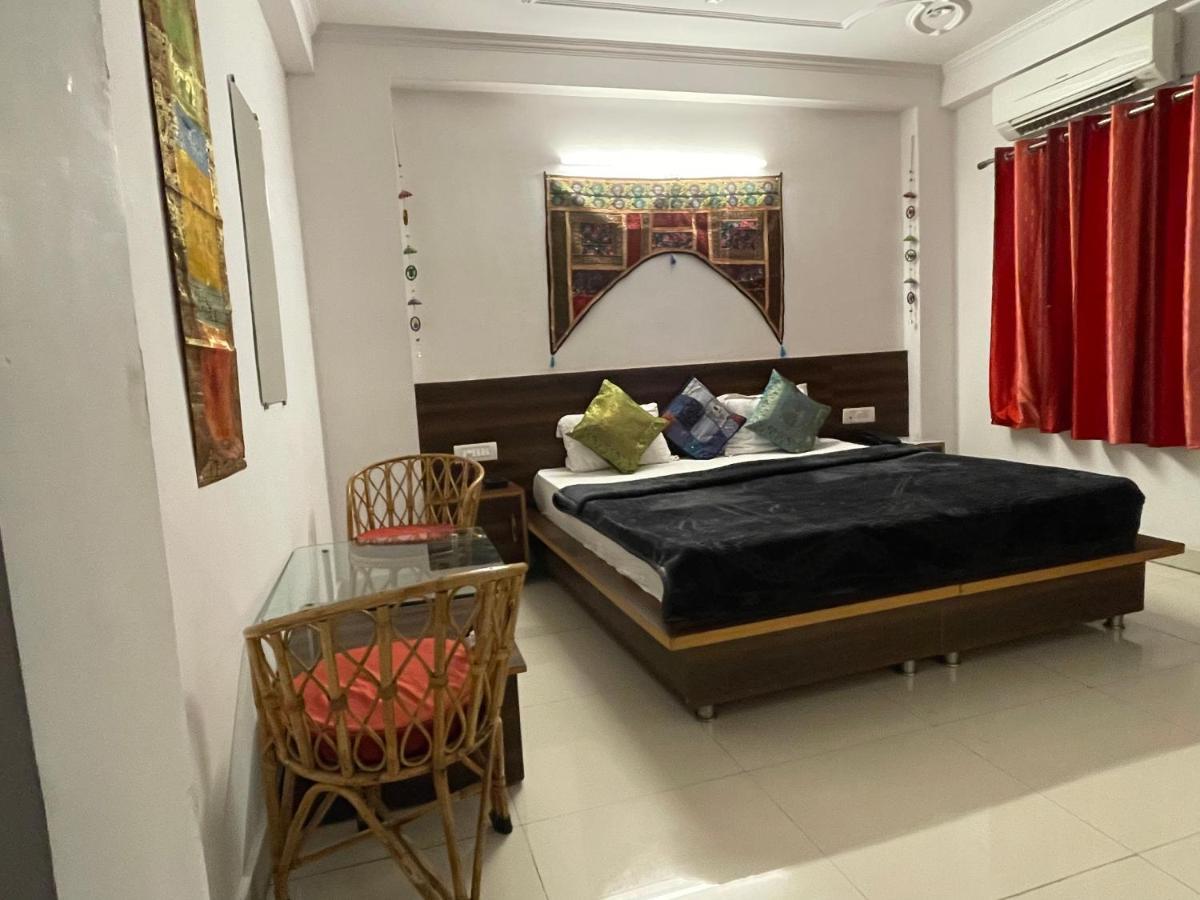 Orchid Hostel And Hotel Tapovan Экстерьер фото